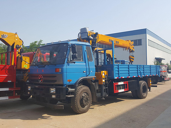 東風(fēng)5.8米貨箱隨車(chē)吊