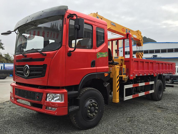 東風征夢6.1米貨廂隨車吊