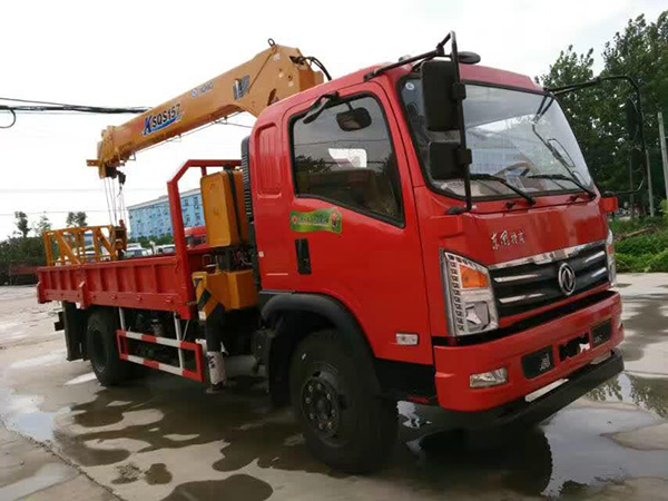 東風廂長5.1米隨車吊