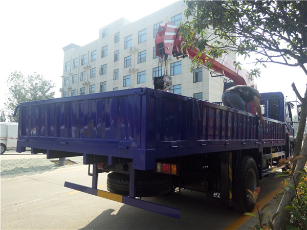 東風(fēng)柳汽乘龍8噸隨車吊 東風(fēng)柳汽乘龍8噸隨車吊