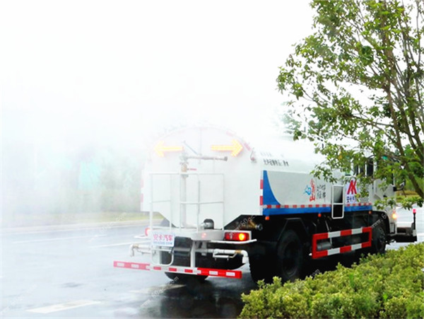 東風天錦路面清洗車尾部效果