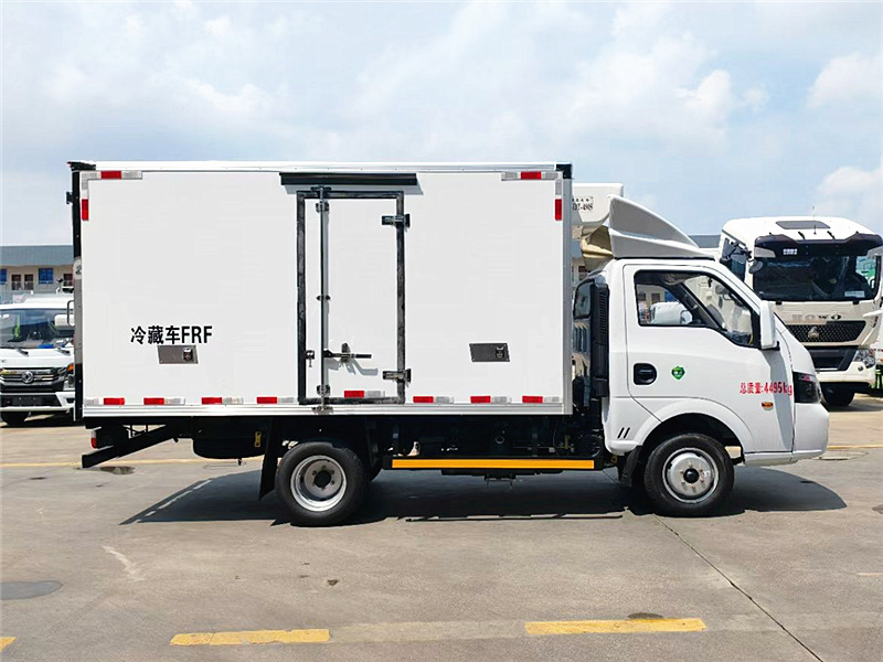 東風(fēng)途逸后雙輪冷藏車